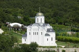 église chrétienne en russie, bâtiment blanc avec une croix sur le dôme. photo