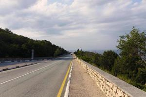 autoroute européenne avec balisage dans les montagnes menant à la mer à l'aube. côte de la mer noire. photo