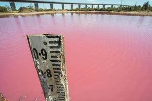 le niveau de l'indicateur de mesure de l'eau au lac salé rose dans le parc de la porte ouest de melbourne, état de victoria en australie. photo