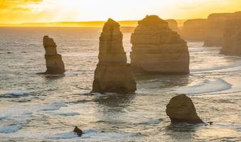 douze apôtres une formation rocheuse emblématique sur la grande route de l'océan de l'état de victoria, en australie au coucher du soleil. photo