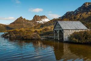 hangar à bateaux situé sur le lac dove à cradle mountain et le parc national du lac st.clair de l'état de tasmanie, australie. photo