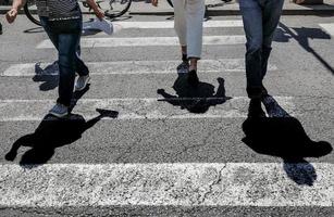 passage pour piétons avec les ombres des passants photo