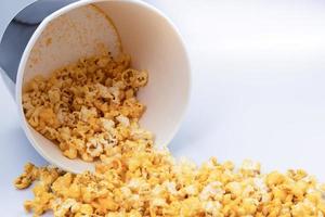 le goût de fromage pop-corn a été versé hors du seau. photo