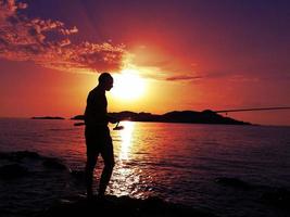 pêcheur au coucher du soleil photo