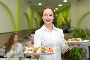 serveur féminin, servir, invités, table photo