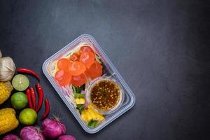 mise au point sélective de la salade épicée thaïlandaise avec du jaune d'oeuf salé ou de la salade de yum. photo
