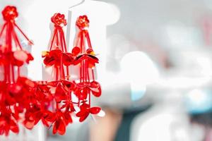 la nouvelle boucle d'oreille fleur rouge avec arrière-plan flou dans la boutique de mode. photo