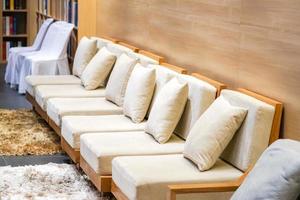 canapé classique crémeux et en bois dans le salon touristique de bangkok pour accueillir une personne vip avec capet de luxe. photo