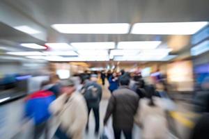 zoom flou de mouvement foule de passagers japonais dans le métro souterrain, japon photo