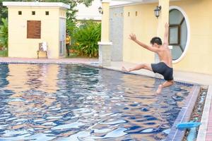 les enfants jouent dans la piscine et s'amusent. photo