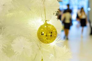 boule de noël, led blanche et personnes floues photo