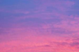 nuages de couleurs vives sur fond horizontal de ciel coucher de soleil spectaculaire. photo