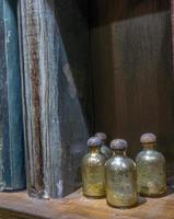 potions et livres sur étagère photo