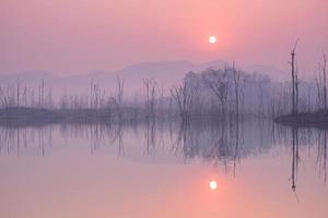 beau lever de soleil sur un lac. photo