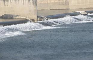 chute d'eau au bangladesh. barrage en caoutchouc de mohonpur situé près de la ville de dinajpur. photo