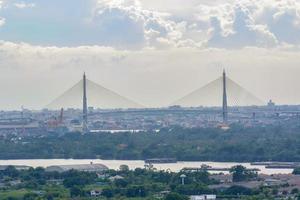 voir le pont rama ix et de nombreux bâtiments photo