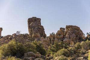 paysage rocheux au milieu du désert photo