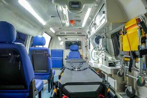 à l'intérieur d'une ambulance avec équipement médical pour aider les patients avant l'accouchement photo