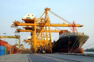 conteneur, grue géante et cargos dans le terminal pour les travaux d'importation et d'exportation logistiques photo