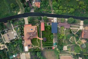 chalet privé avec une maison indépendante et des panneaux solaires pour l'énergie solaire renouvelable - vue de dessus