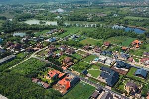 propriété d'élite dans un village de chalets au milieu d'un paysage avec une rivière et une forêt - vue aérienne