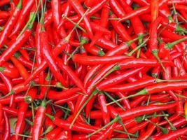 photo plein cadre de piments frais à vendre sur le marché