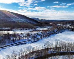 vue aérienne par drone d'une route de campagne dans la neige