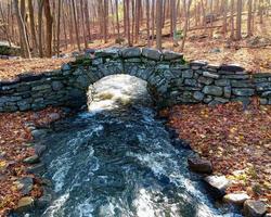 arche de pierre au-dessus de la rivière à l'automne photo