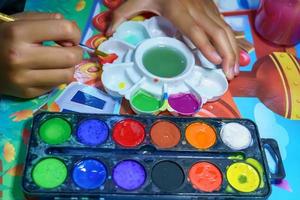 les enfants apprennent à mélanger les couleurs photo