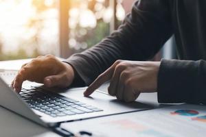 homme d'affaires analysant le bilan financier de l'entreprise en travaillant avec des graphiques numériques de réalité augmentée. l'homme d'affaires calcule les données financières pour l'investissement à long terme. photo