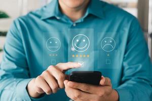 l'utilisateur attribue une note à l'expérience de service sur l'application en ligne, le concept d'enquête de satisfaction des commentaires des clients, le client peut évaluer la qualité du service menant au classement de la réputation de l'entreprise. photo