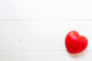 coeur rouge avec amour sur fond en bois, 14 février saint valentin sur bois, sur bois blanc grunge, concept de célébration et de vacances, vue de dessus. photo