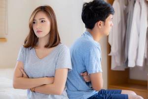 relation d'un jeune couple asiatique ayant un problème sur le lit dans la chambre à la maison, famille ayant un conflit avec un malheureux, homme et femme avec problème, échec et stress ensemble. photo