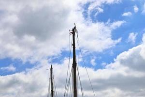 mât de voilier contre le ciel bleu sur certains voiliers avec détails de gréement. photo