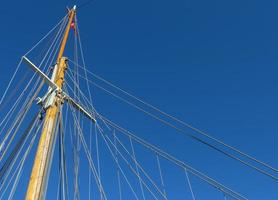 mât de voilier contre le ciel bleu sur certains voiliers avec détails de gréement. photo