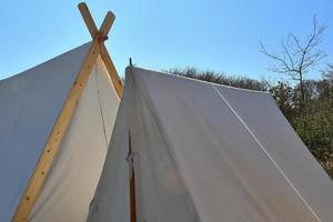 ancienne tente vikings en bois et tissu devant un ciel bleu photo