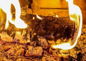 beau feu brûlant chaud rouge et orange dans une cheminée photo