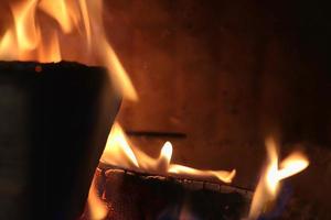 beau feu brûlant chaud rouge et orange dans une cheminée photo