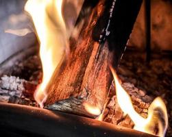 beau feu brûlant chaud rouge et orange dans une cheminée photo