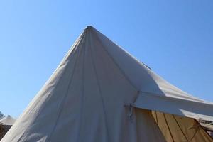 ancienne tente vikings en bois et tissu devant un ciel bleu photo