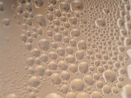 gouttes d'eau texture de fond. verre de fond recouvert de gouttes d'eau. bulles dans l'eau photo