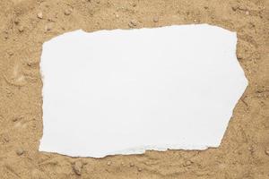 concept de papier vierge pour le texte sur un fond de sable photo