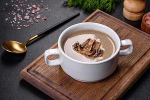 une délicieuse soupe fraîche et épaisse de purée de champignons avec chapelure, épices et herbes photo