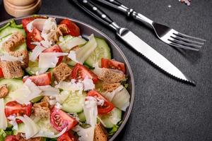 délicieuse salade printanière de légumes frais avec tomates cerises, concombre, chapelure et parmesan photo