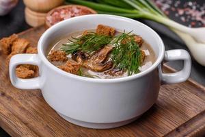 une délicieuse soupe fraîche et épaisse de purée de champignons avec chapelure, épices et herbes photo