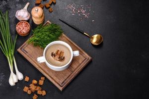 une délicieuse soupe fraîche et épaisse de purée de champignons avec chapelure, épices et herbes photo