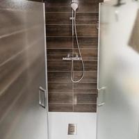 nouvelle cabine de douche après rénovation. pureté et fraîcheur. photo