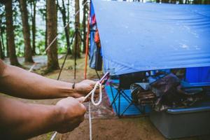 voyage nature se détendre pendant les vacances. camping en montagne dans la nature sauvage. tirer le mousqueton à corde. photo