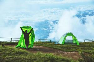 les asiatiques de l'homme voyagent se détendre en camping pendant les vacances. sur la montagne.thailande photo