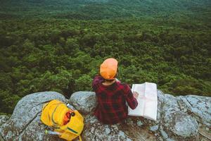 les femmes asiatiques voyagent se détendre pendant les vacances. voir la carte explorer les montagnes photo